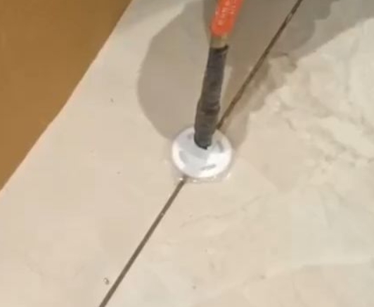 新兴瓷砖空鼓维修公司专业解答瓷砖在铺贴过程中，如果没有涂抹均匀到位的粘结材料（如水泥砂浆或瓷砖胶），可能会导致以下问题