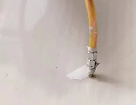 新兴瓷砖空鼓维修公司专业解答在瓷砖铺贴过程中，如果使用的砂料过粗（如全部使用了粗砂），可能会导致以下问题