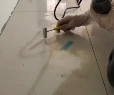 新兴瓷砖开裂维修公司专业分享瓷砖在铺贴前如果没有沥干水分，将会导致以下问题