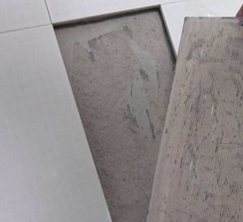 新兴瓷砖空鼓维修公司分享瓷砖铺贴时如果打浆（即涂抹在瓷砖背面和基层上的砂浆或瓷砖胶）过少，会带来以下问题